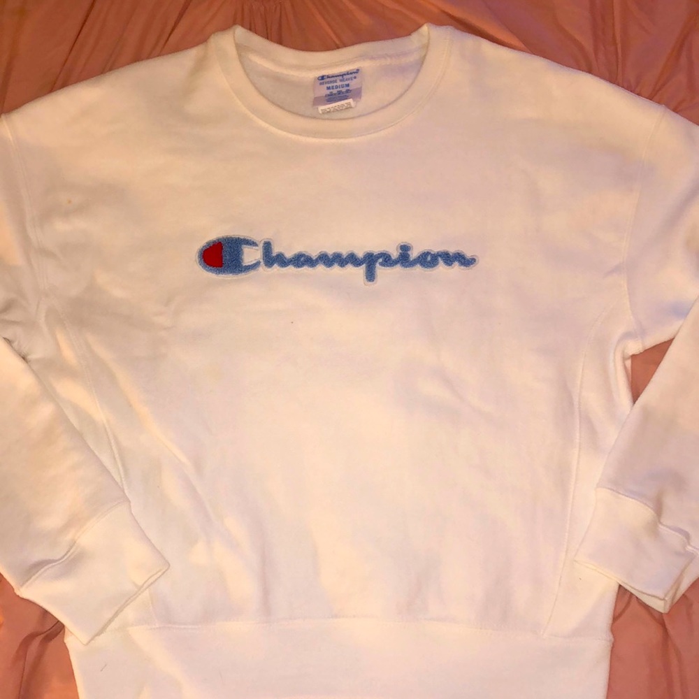 Champion sweatshirt with no hood! Good condition! Size medium!